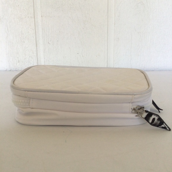 TRISH MCEVOY QUILTED WHITE MAKEUP BAG - Picture 5 of 13